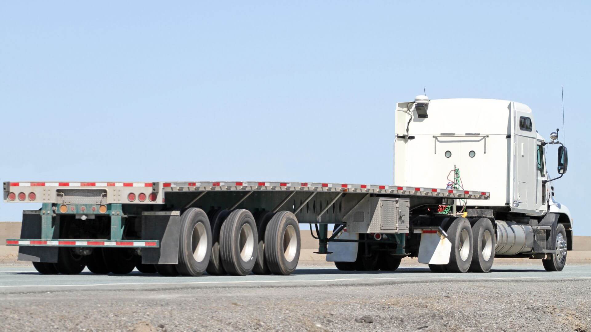 Comparing pre-built and custom truck bodies in UAE. Factors to consider include application, design flexibility, price, and long-term durability.
