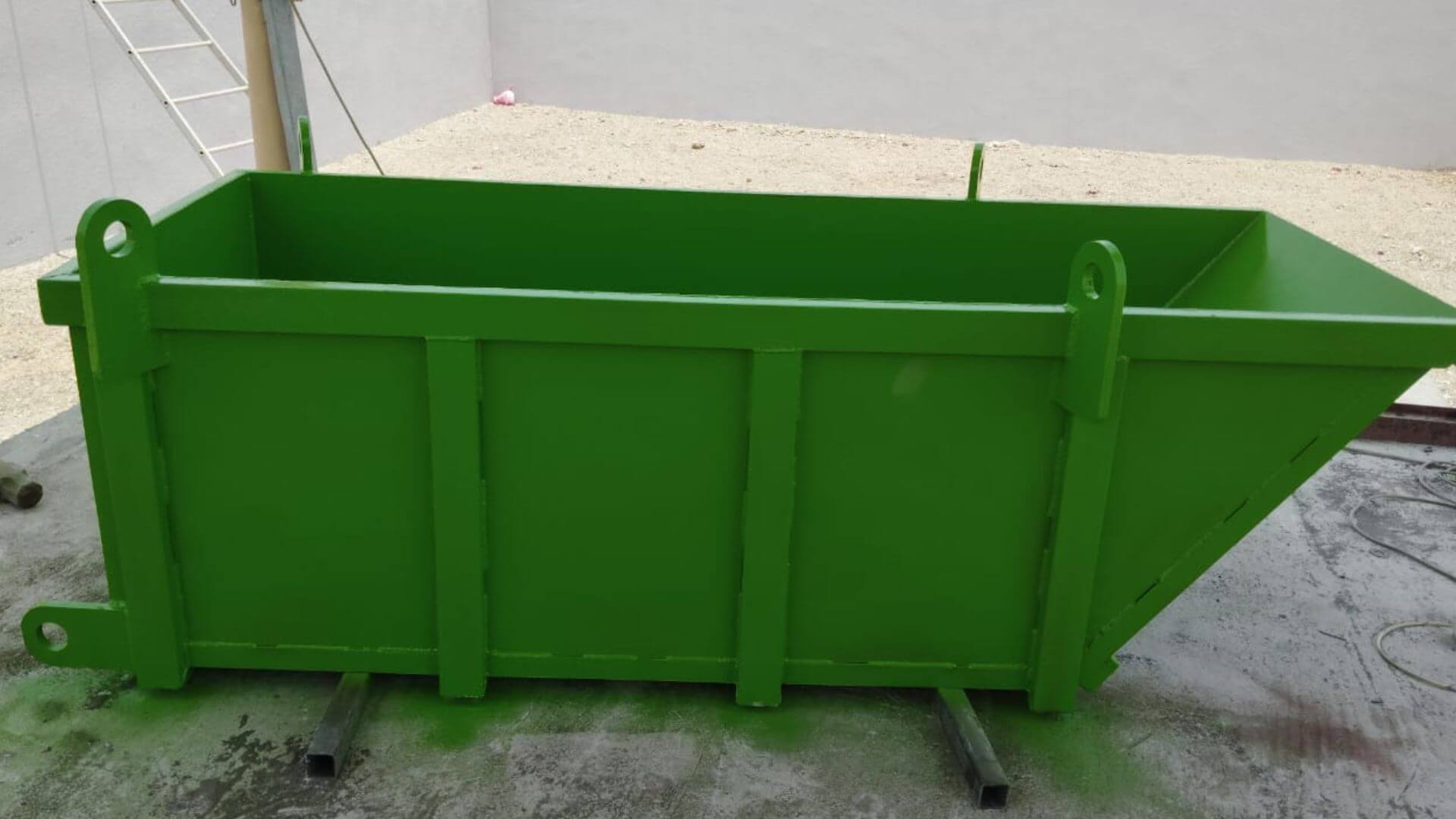How steel skip bins help reduce waste disposal costs in UAE. Benefits include reusability, efficiency, material durability, and easy transport handling.