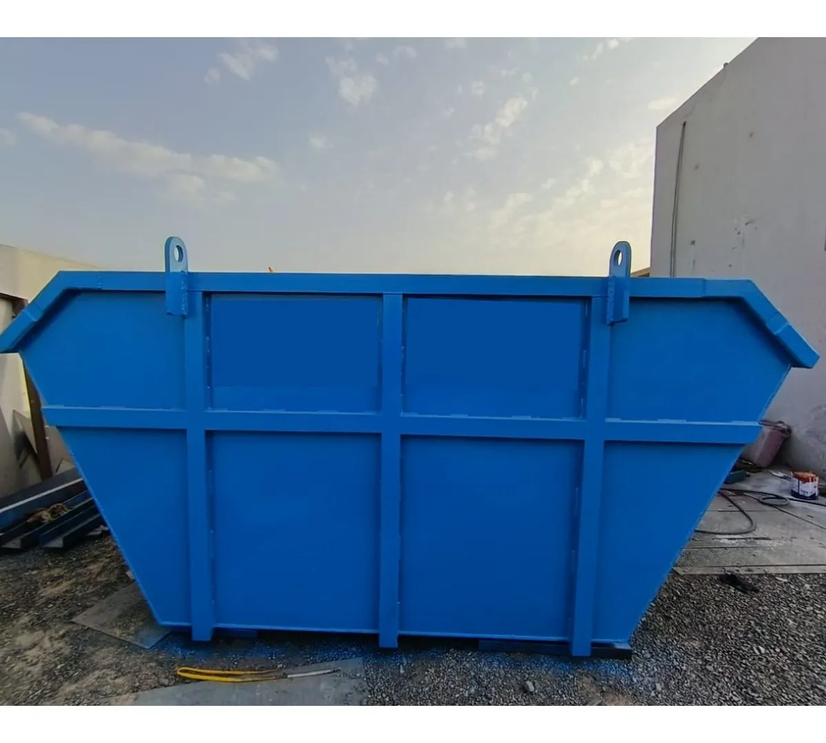 Skip designed for safe lifting and transportation of materials