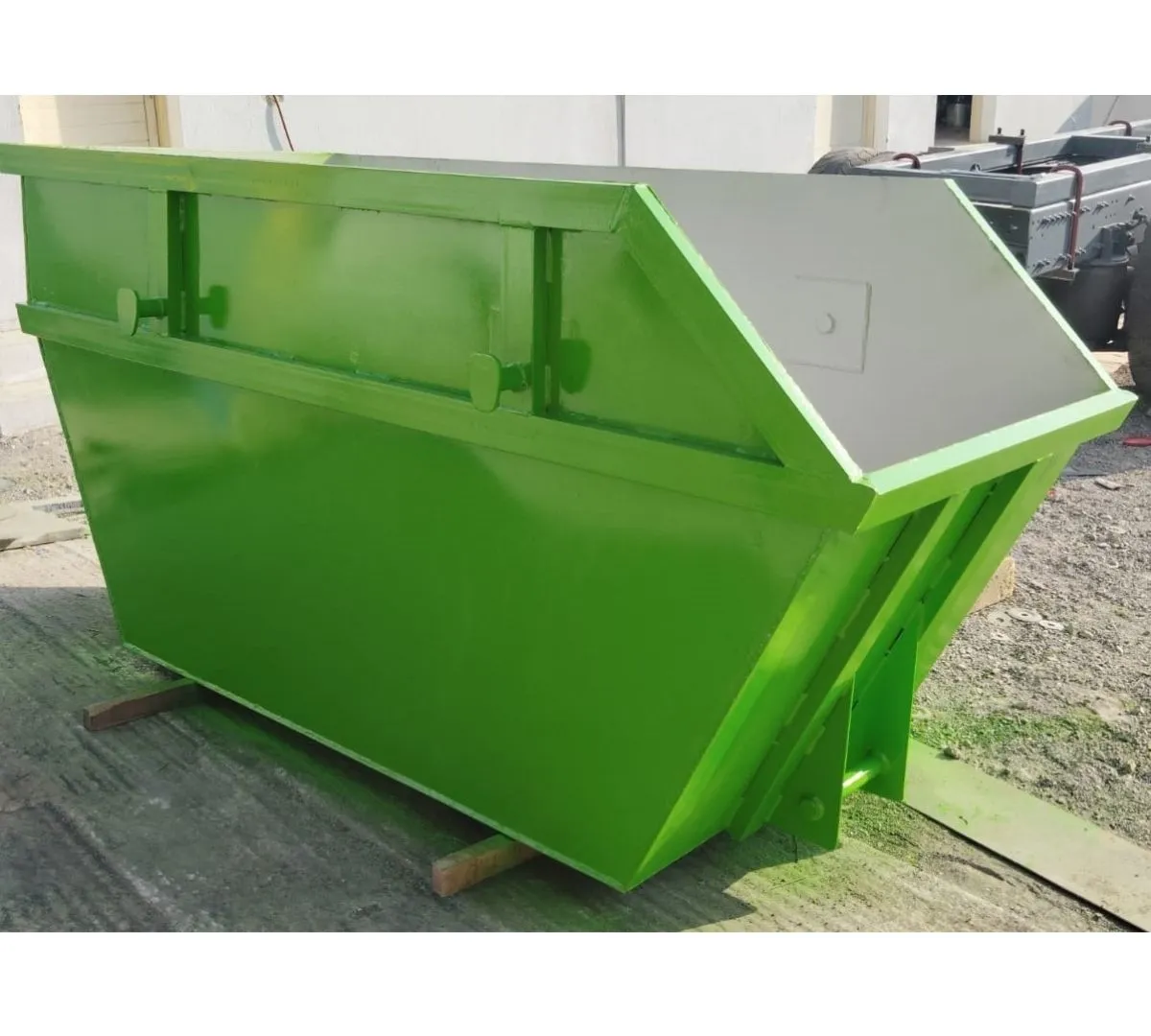 Skip designed for safe lifting and transportation of materials