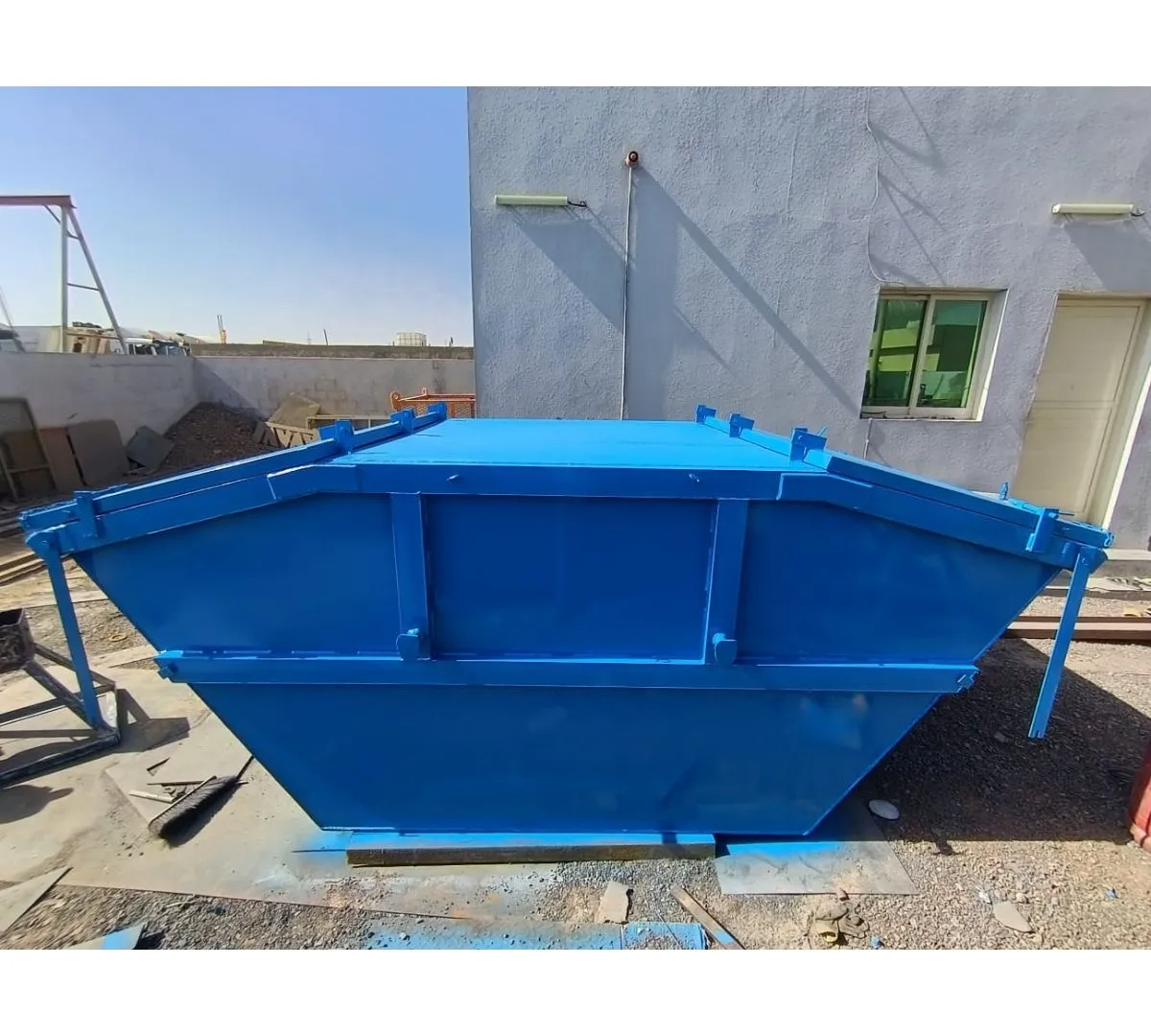 Top Closed Skip prepared for warehouse and logistics operations
